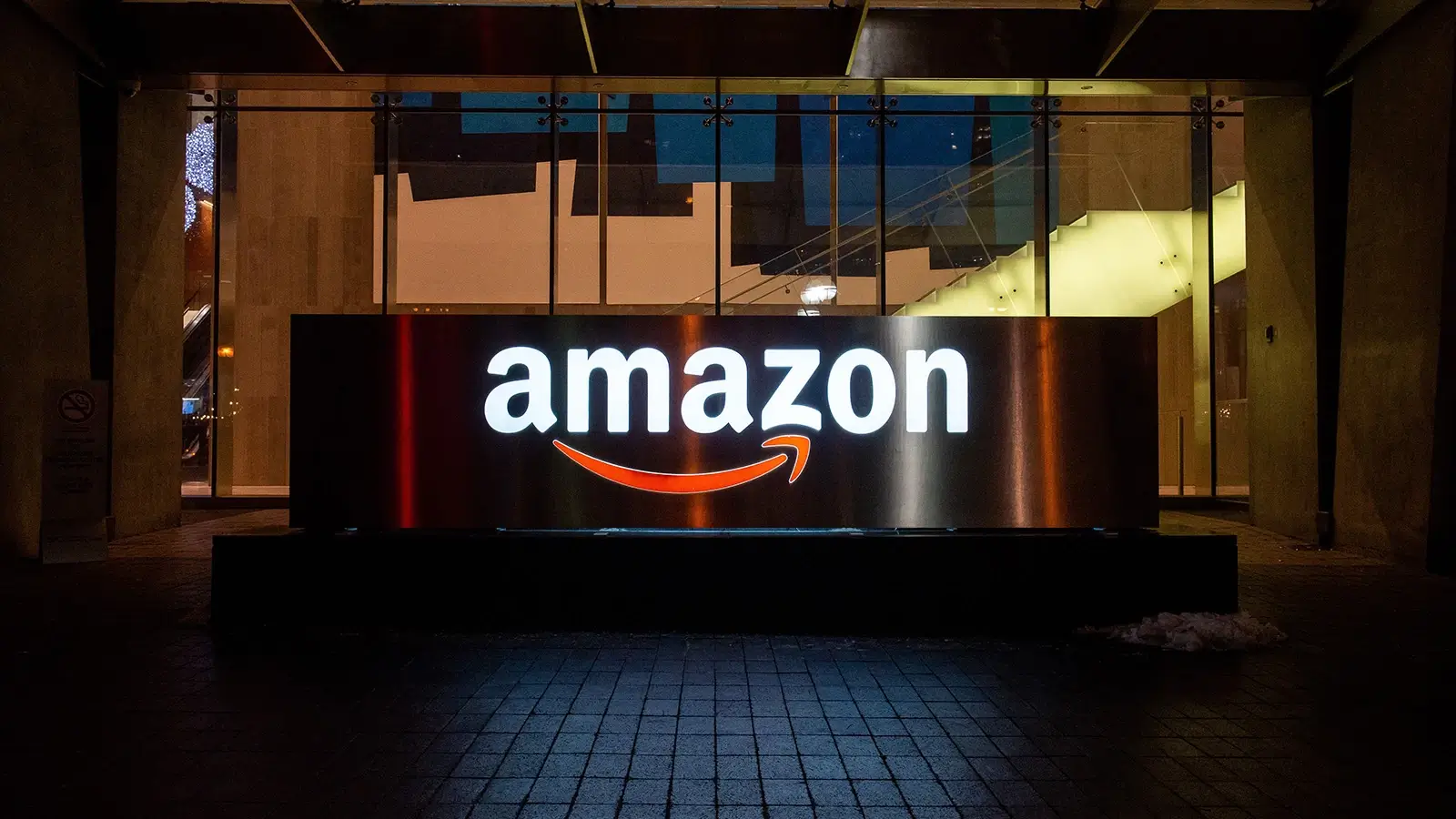 Amazon: история создания компании, Джефф Безос, бизнес-модель, логотип