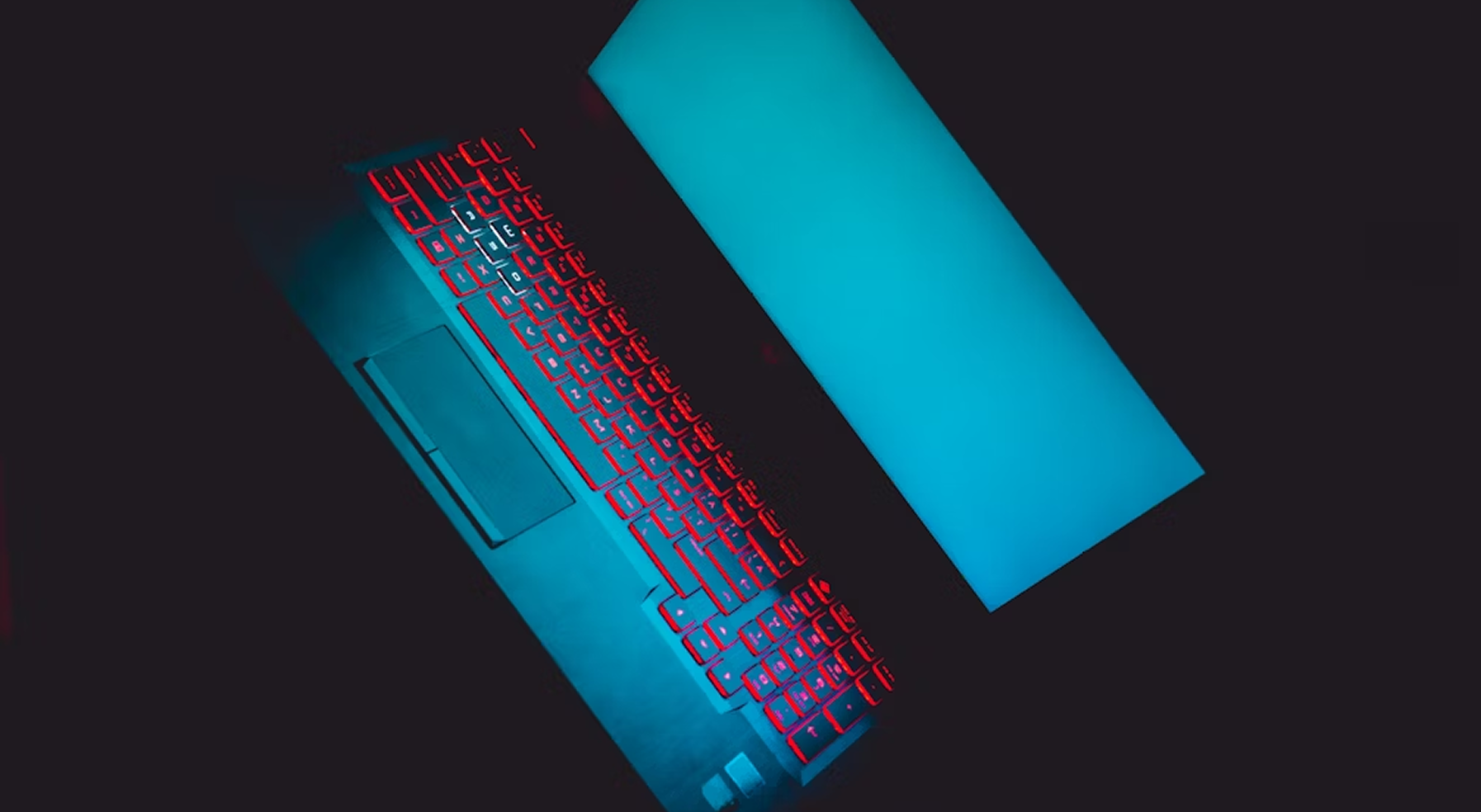 «Белый» хакер скачал данные о 270 тыс. работников Intel