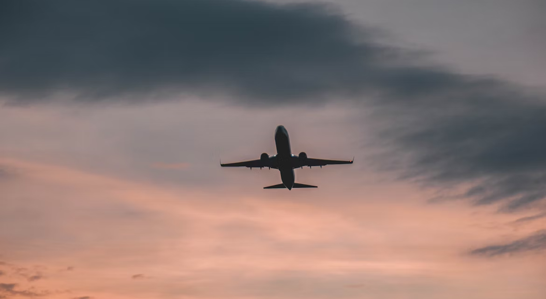 Российский лайнер SJ-100 совершил первый полет