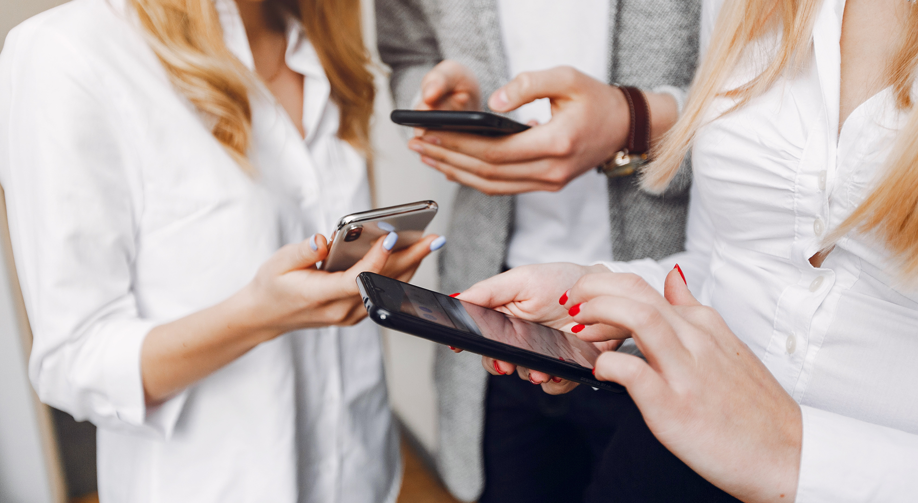 Зумеры оценивают людей по заставкам смартфонов
