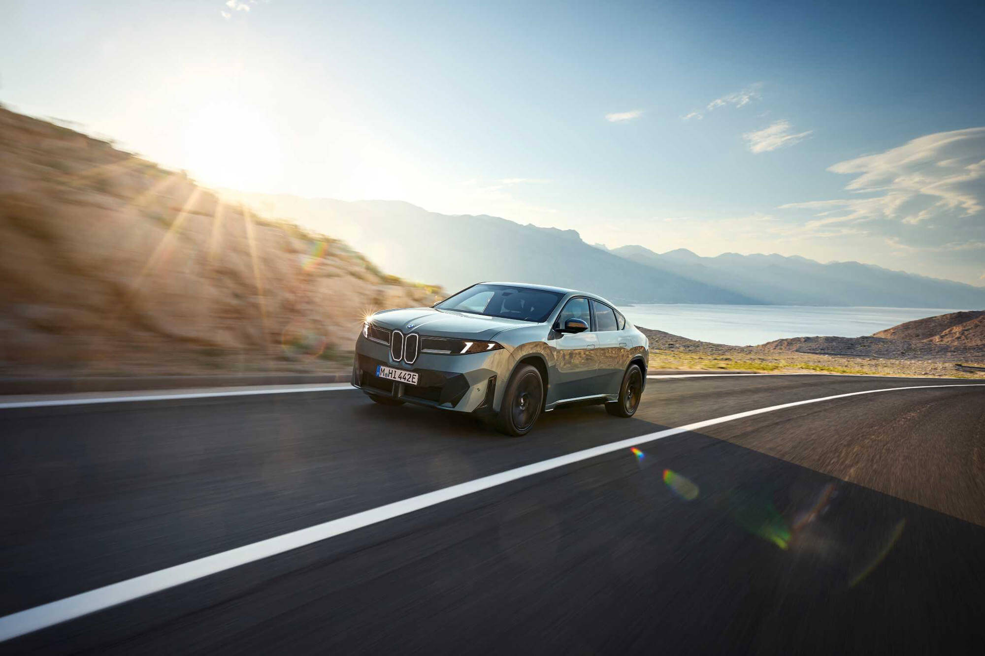 BMW представила электрический iX4 с запасом хода до 828 км по WLTP
