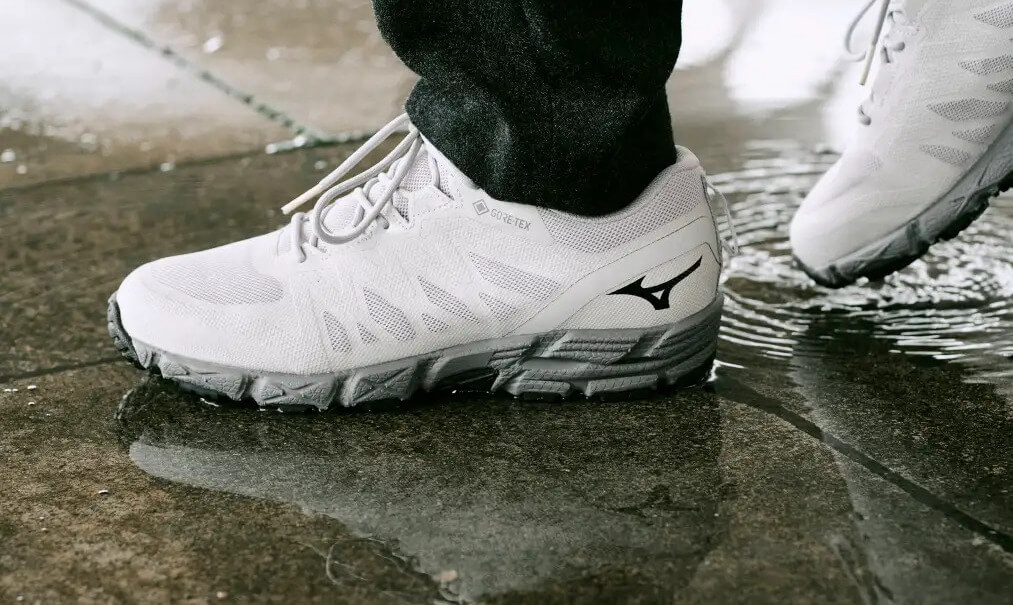 Margaret Howell и Mizuno выпустили V2 GORE-TEX HIKING SHOES в цвете Light Grey