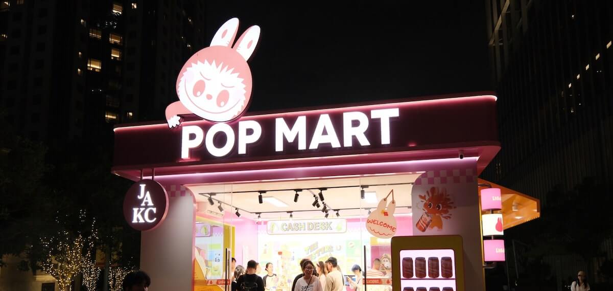 Вывеска Pop Mart на магазине